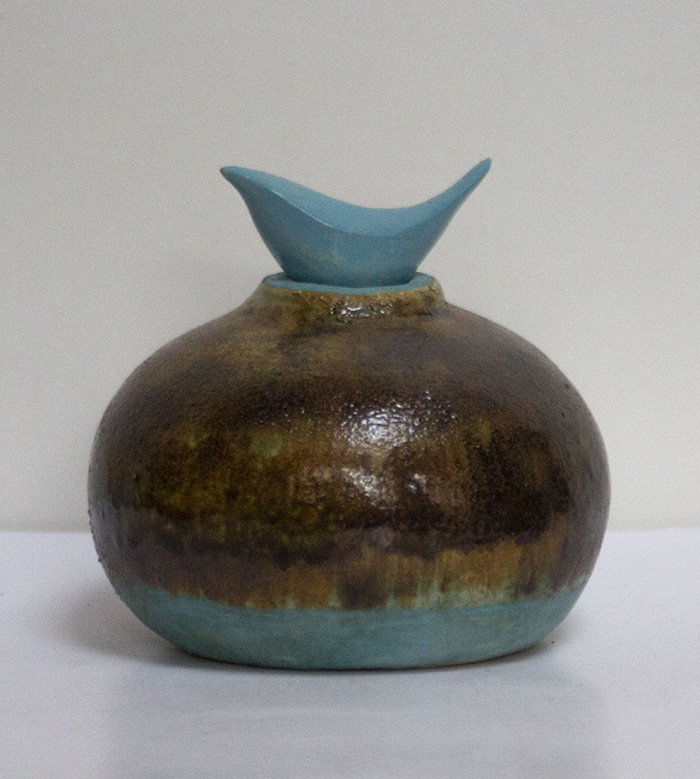 Urn in blauw en aardetinten
