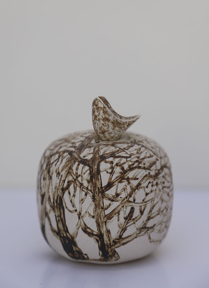 Kunst urn met boom en vogel